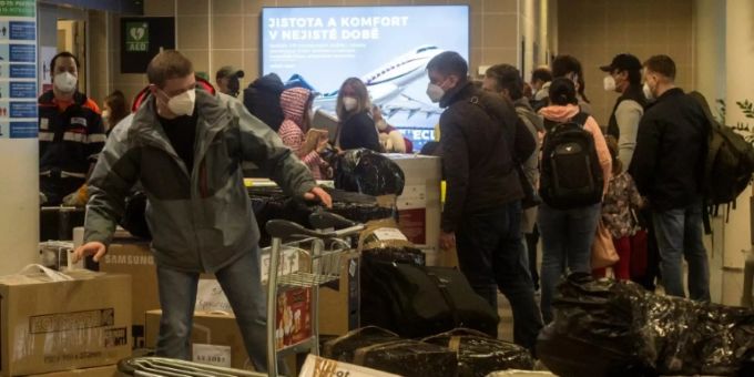 Die tschechischen Diplomaten nach der Landung in Prag Die tschechischen Diplomaten nach der Landung in Prag