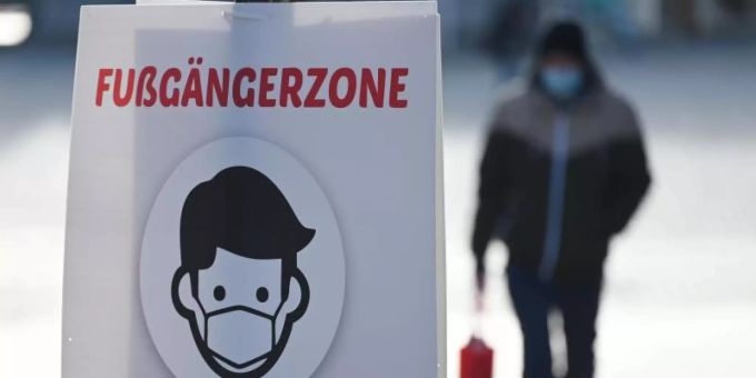 In einem früheren Entwurf waren nächtliche Ausgangsbeschränkungen ab 21 Uhr vorgesehen. Vor allem dieser Punkt hatte in der Opposition für massive Kritik gesorgt. Foto: Marijan Murat/dpa