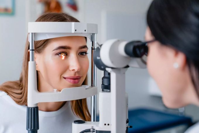 Treten häufiger trockene Augen auf, sollten Sie einen Augenarzt aufsuchen. Trockene Augen