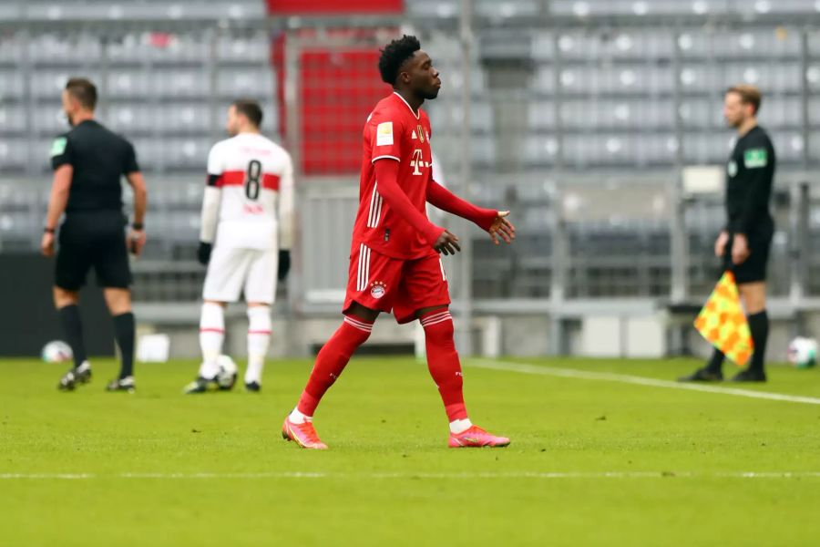 Alphonso Davies muss runter.