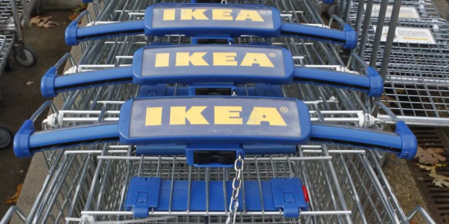 Ikea-Einkaufswagen vor einem Ikea-Möbelhaus in Paris: Der Konzern muss vor Gericht (Archivbild).