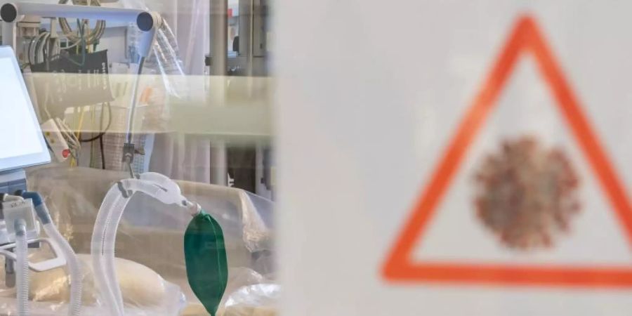 Ein Intensivbett mit Beatmungseinheit steht auf einer Corona-Station. Foto: Robert Michael/dpa-Zentralbild/dpa/Symbolbild