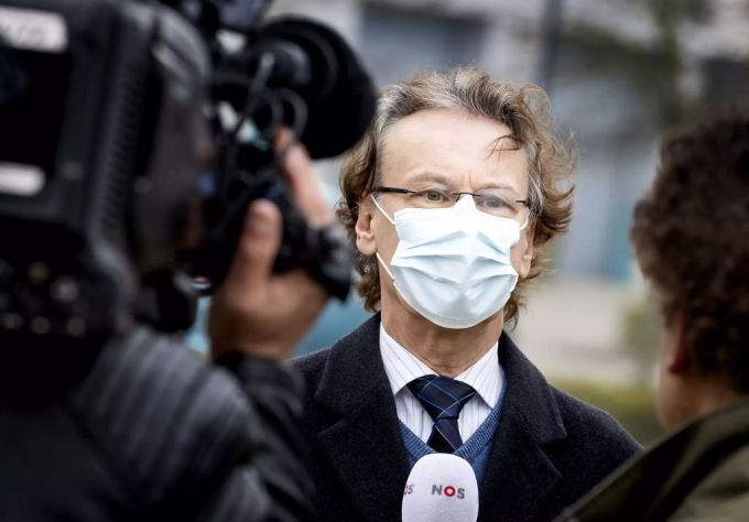Ronald Wortelboer, der Bürgermeister der Gemeinde Stede Broec, in der Bovenkarspel liegt, spricht zu den Medien. Bovenkarspel Bürgermeister Explosion Corona-Testzentrum