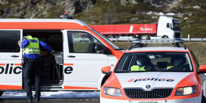 Die Walliser Kantonspolizei musste am frühen Samstagmorgen zu einem Gleitschirmunfall ausrücken. Für den Verunfallten kam jedoch jede Hilfe zu spät. (Archivbild) Kapo Wallis