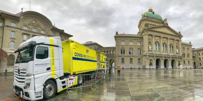 Mit einem mobilen Testzentrum will der Kanton Bern unter anderem bei Unternehmen Massentests durchführen. Es kann auch für die Impfkampagne verwendet werden. Lastwagen Testzentrum Kanton Bern