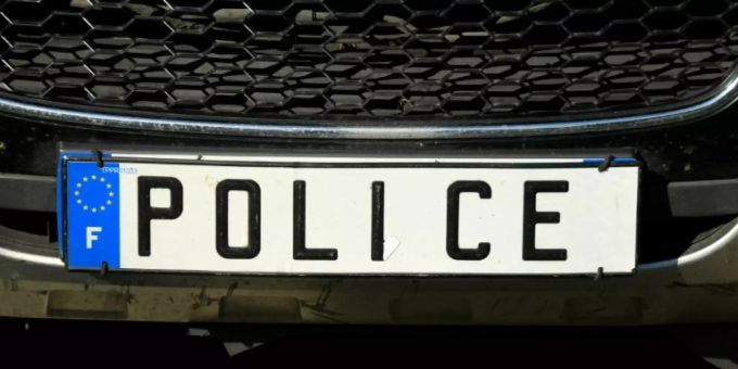 Ein Polizeiauto in Frankreich. Polizeiauto Frankreich