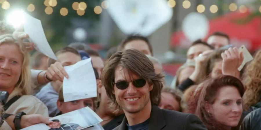 Der «Mission Impossible»-Star Tom Cruise nimmt ein Bad in der Menge (2000). Foto: Roland Scheidemann/dpa