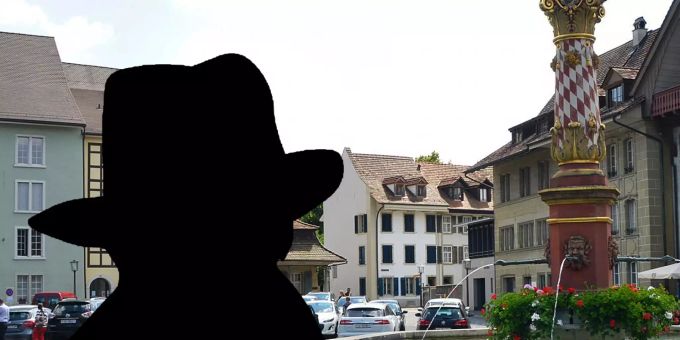 Mister X vor dem Niklaus-Thut-Brunnen (Bild: zvg) Mister X