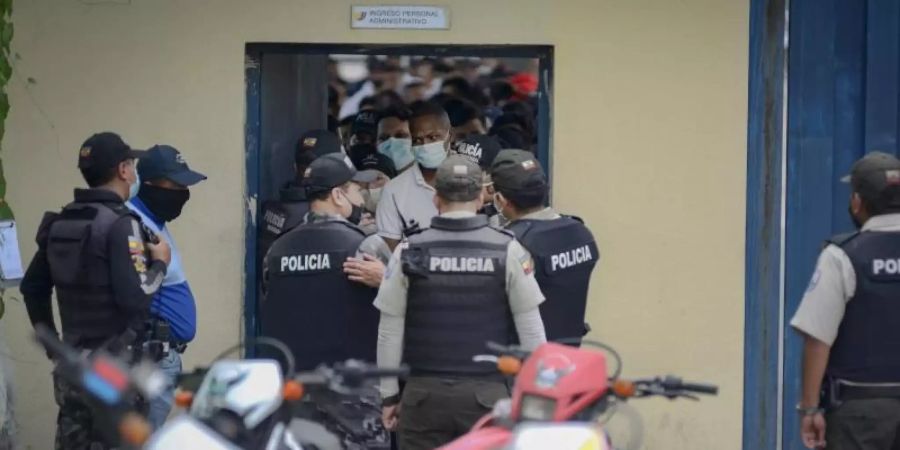 Polizisten sind nach einer Meuterei in einem Gefängnis in Guayaquil im Einsatz. Foto: Marcos Pin Mendez/dpa