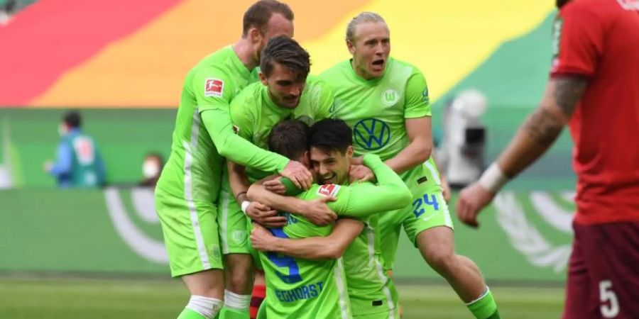 Wolfsburgs Josip Brekalo (M) jubelt mit den Mannschaftskameraden nach seinem Tor zum 1:0. Foto: Swen Pförtner/dpa
