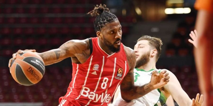 Jalen Reynolds (l) von Bayern München setzt sich gegen Martinas Geben von Zalgiris Kaunas durch. Foto: Tobias Hase/dpa