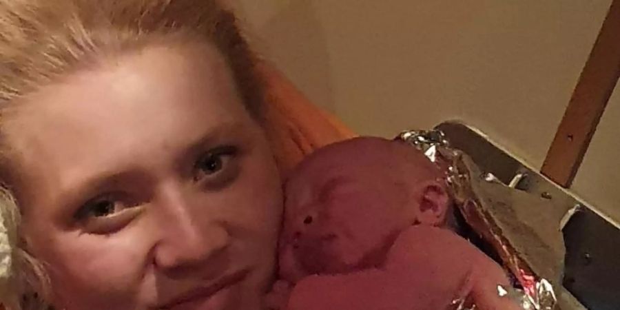 Lara Müller-Maron hält am Ostersonntag an Bord des Seenotrettungskreuzers «Pidder Lüng» ihr soeben geborenes Baby Bosse im Arm. Foto: -/DGzRS/dpa