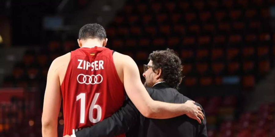 Bayern Trainer Andrea Trinchieri (r) und Paul Zipser gehen nach dem Spiel vom Platz. Foto: Tobias Hase/dpa