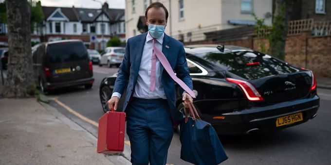 Matt Hancock, Gesundheitsminister von Grossbritannien, vor seinem Haus im Nordwesten Londons. Foto: Aaron Chown/PA Wire/dpa Matt Hancock