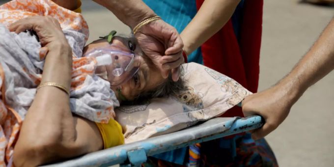 Eine Frau wird in Indien künstlich beatmet. Indien Frau