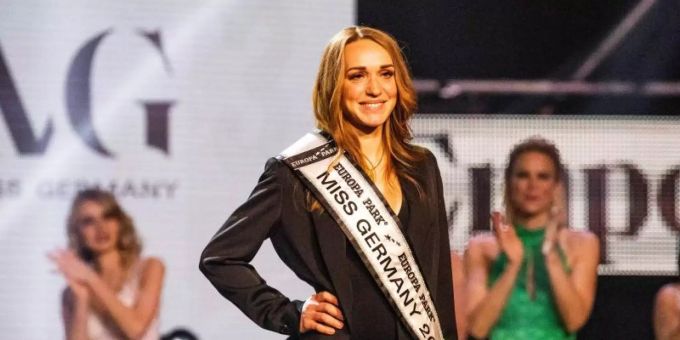 Applaus: Anja Kallenbach ist zur Miss Germany 2021 gekürt worden. Foto: Philipp von Ditfurth/dpa Applaus: Anja Kallenbach ist zur Miss Germany 2021 gekürt worden. Foto: Philipp von Ditfurth/dpa