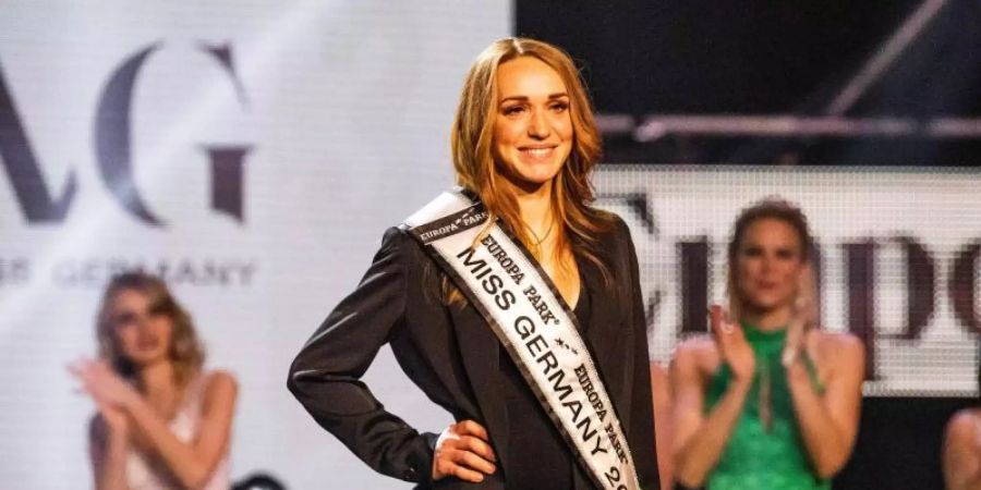 Applaus: Anja Kallenbach ist zur Miss Germany 2021 gekürt worden. Foto: Philipp von Ditfurth/dpa