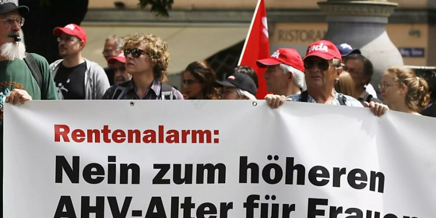 Seit Jahrzehnten kämpfen Gewerkschafter gegen eine Erhöhung des AHV-Alters für Frauen. Die Nationalratskommission möchte mit grosszügigen Ausgleichsmassnahmen für Betroffene die Kritiker einer AHV-Reform besänftigen. (Archivbild)