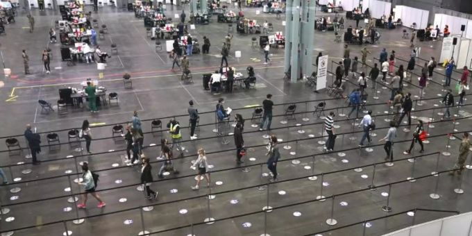 Menschen warten im Jacob K. Javits Convention Center in New York auf ihre Impfung. Foto: Timothy A. Clary/Pool AFP/AP/dpa Menschen warten im Jacob K. Javits Convention Center in New York auf ihre Impfung. Foto: Timothy A. Clary/Pool AFP/AP/dpa
