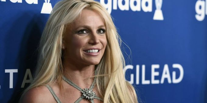 Die Sängerin Britney Spears experimentiert gerne mit ihrer Haarfarbe. britney spears