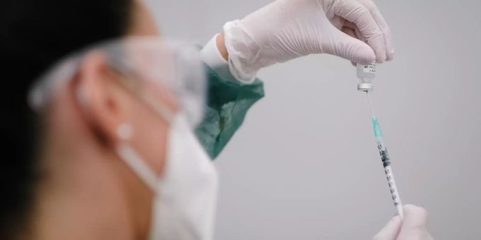 Eine Mitarbeiterin im Gesundheitswesen zieht im Impfzentrum des Rossmann Konzerns eine Spritze mit dem Covid-19 Impfstoff Comirnaty des Herstellers BionTech Pfizer auf. Corona-Impfungen bei Rossmann