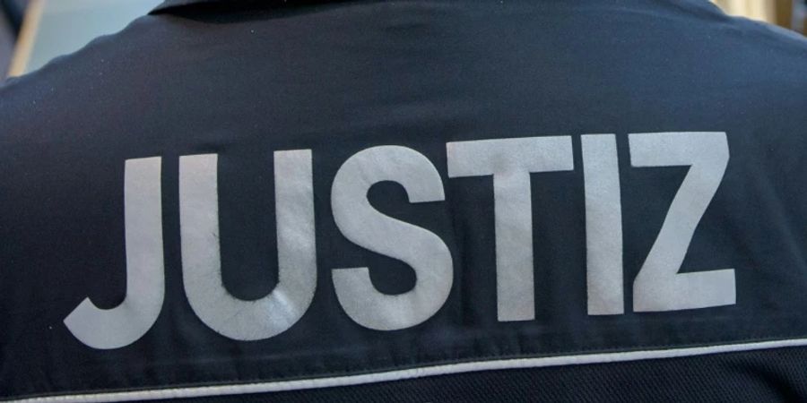 Die Schule wollte ihn loswerden – doch das Gericht erlaubt dem Skandal-Lehrer, weiter zu unterrichten! (Symbolbild)