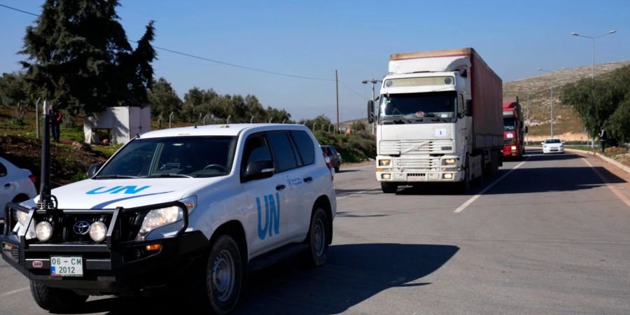 Lastwagen mit Hilfsgütern für Syrien folgen einem UN-Fahrzeug am türkischen Grenzübergang im Südosten der Türkei.