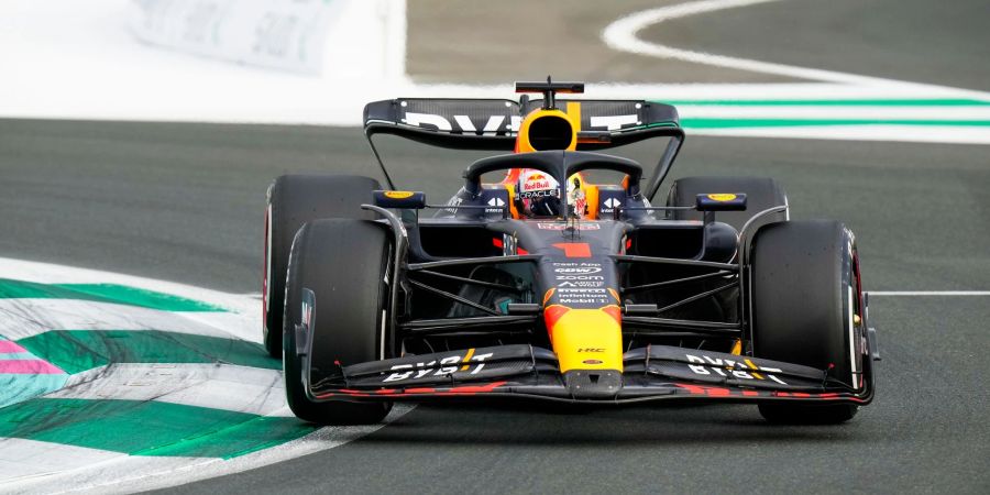 Der Niederländer Max Verstappen fährt im Red-Bull-Boliden während des Freien Trainings auf der Strecke.