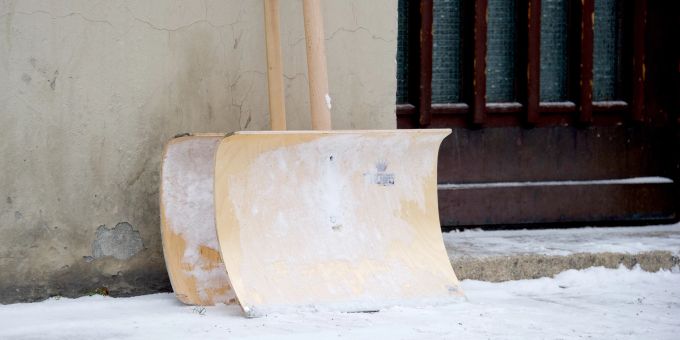 Schneeschippen ist anstrengend: Wer eine Herzkrankheit hat, riskiert dabei eine Überlastung des Herzmuskels. Schnee Schippe Haus Tür