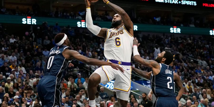 LeBron James (6) von den Los Angeles Lakers in Aktion mit Justin Holiday (10) und Kyrie Irving (2) von den Dallas Mavericks.