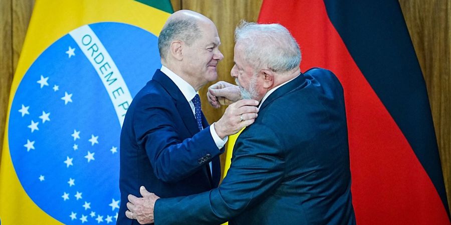 Bundeskanzler Olaf Scholz (l, SPD) umarmt beim Staatsbesuch in Brasilien Ende Januar seinen Amtskollegen Luiz Inacio Lula da Silva. Vor Ort zeigte Scholz sich zuversichtlich, dass es beim Freihandelsabkommen rasch zu einem Abschluss kommt.