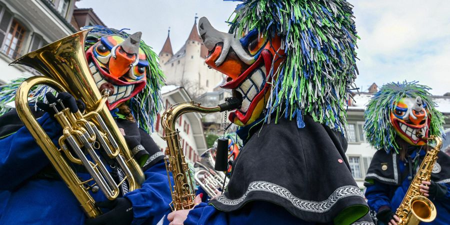 Die Grunz Galscher aus Basel vor dem Schloss Thun an der Fasnacht 2023 in Thun. - Thun