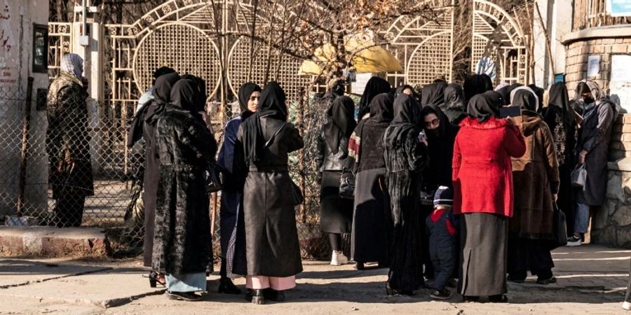 Frauen vor einer Universität in Kabul