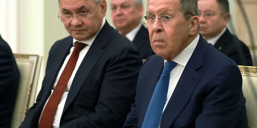 Auf diesem von der staatlichen russischen Nachrichtenagentur Sputnik via AP veröffentlichten Foto sind die russischen Minister Sergej Schoigu (l) und Sergej Lawrow zu sehen. Foto: Vladimir Gerdo/Pool Sputnik Kremlin via AP/dpa
