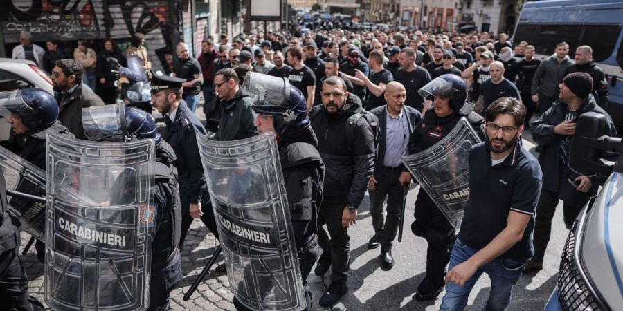 In Neapel zogen Fans von Eintracht Frankfurt durch die Innenstadt und sorgten daraufhin für Ausschreitungen.