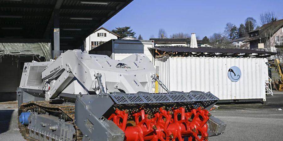 Durch den Einsatz einer solchen Maschine können minenverseuchte Gebiete gesichert werden. Ein Digger von diesem Typ wird nächstens in die Ukraine geliefert. (KEYSTONE/Peter Schneider)