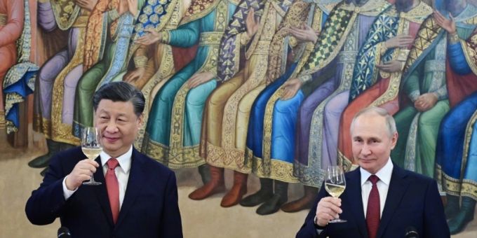 Russlands Präsident Wladimir Putin (r) und der chinesische Staatschef Xi Jinping während ihres Abendessens im Kreml. Foto: Pavel Byrkin/Sputnik Kremlin Pool via AP/dpa Russlands Präsident Wladimir Putin (r) und der chinesische Staatschef Xi Jinping während ihres Abendessens im Kreml. Foto: Pavel Byrkin/Sputnik Kremlin Pool via AP/dpa