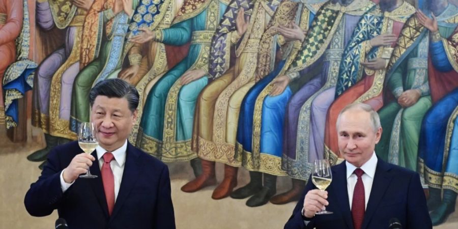 Russlands Präsident Wladimir Putin (r) und der chinesische Staatschef Xi Jinping während ihres Abendessens im Kreml. Foto: Pavel Byrkin/Sputnik Kremlin Pool via AP/dpa