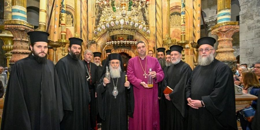 Der Patriarch von Jerusalem, Theophilos III. (Mitte), mit dem Öl-Flakon in der Hand
The Patriarch of Jerusalem Theophilos III (C) holds a flask containing the holy chrism oil which will be used to anoint Britain's King Charles III during his coronation