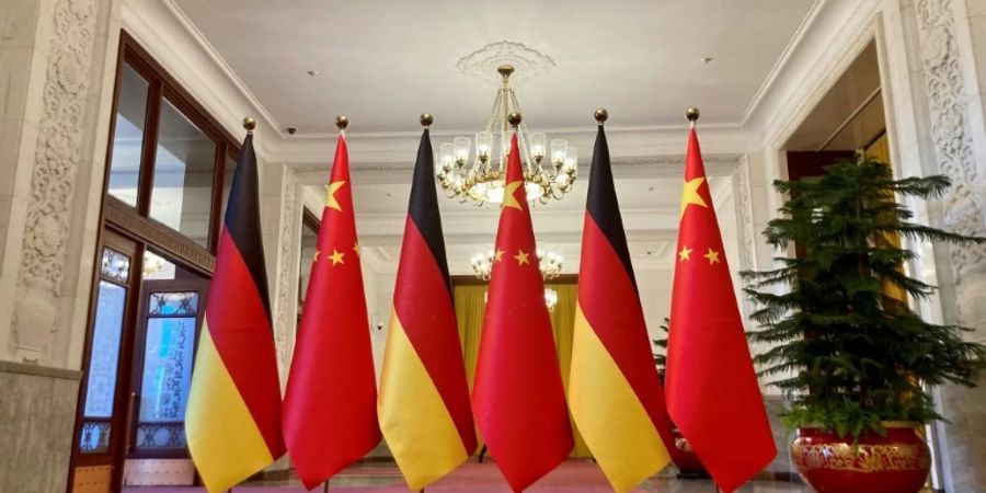 Deutsche und chinesische Fahnen