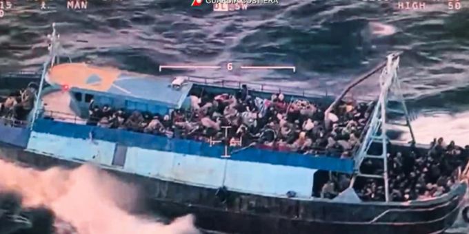 Migrantenboot vor der Küste Italiens bootsunglück