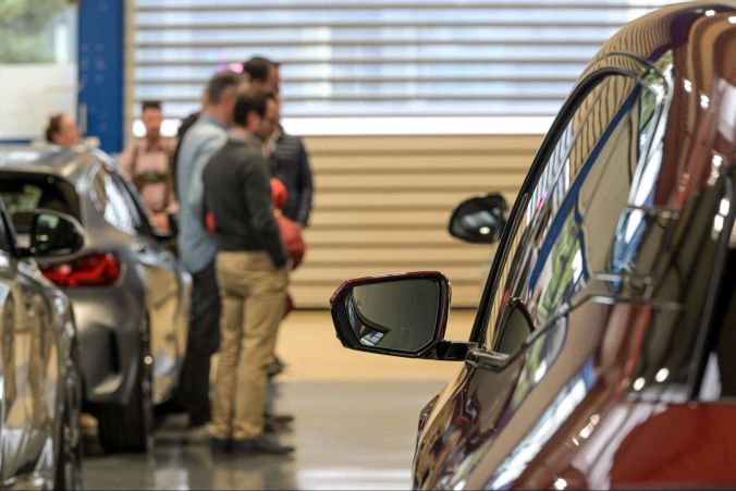 Ein Blick in den Showroom der Auto Marti AG Thun.