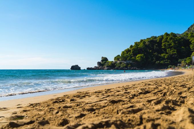 Wobei die Nord- und Ostküste mit sanft abfallenden Sand- und Kieselstränden geziert sind, haben die Buchten an der felsigen Westküste ihren ganz eignen Charme. Ferien auf Korfu