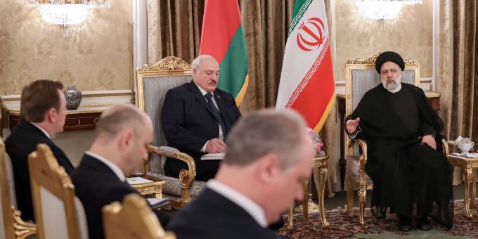 Der iranische Präsident Ebrahim Raisi (r) empfängt den belarussischen Machthaber Alexander Lukaschenko im Saadabad-Palast. Iran Belarus