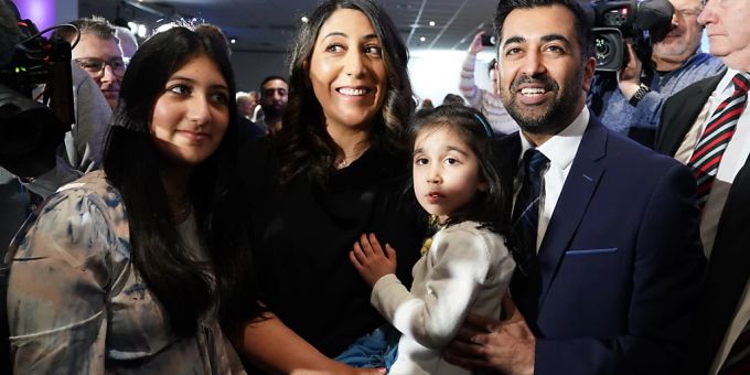Humza Yousaf (2.v.r) mit seiner Frau Nadia El-Nakla (M) und Familie im Murrayfield-Stadion, nachdem bekannt gegeben wurde, dass er der neue Vorsitzende der Scottish National Party (SNP) ist und der nächste Erste Minister von Schottland werden wird. Foto: Andrew Milligan/PA Wire/dpa Humza Yousaf (2.v.r) mit seiner Frau Nadia El-Nakla (M) und Familie im Murrayfield-Stadion, nachdem bekannt gegeben wurde, dass er der neue Vorsitzende der Scottish National Party (SNP) ist und der nächste Erste Minister von Schottland werden wird. Foto: Andrew Milligan/PA Wire/dpa