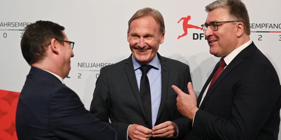 Hans-Joachim Watzke (M), Oliver Leki (l) und Axel Hellmann stehen beim DFL-Neujahrsempfang zusammen.