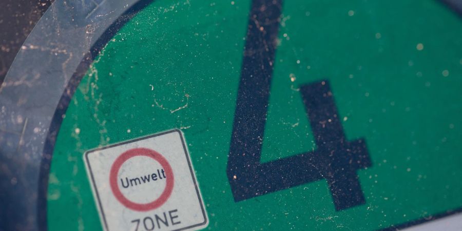 Ohne eine entsprechende Plakette riskierte man in Bayerns Städten bisher selbst mit E-Auto eine Strafe.