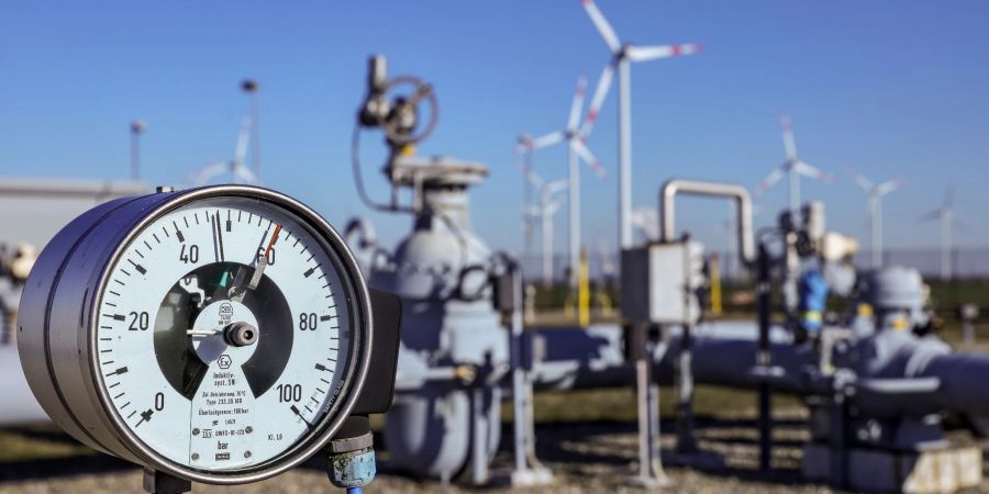 Ein Manometer zeigt den Druck im Erdgasnetz auf dem Gelände des Untergrund-Gasspeichers der VNG AG in Bad Lauchstädt (Sachsen-Anhalt) an.