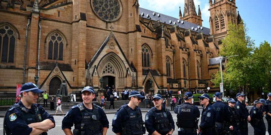 Polizei vor der St. Mary's Cathedral in Sydney: Die Trauerfeier für den australischen Kardinal George Pell hat Protest hervorgerufen.
