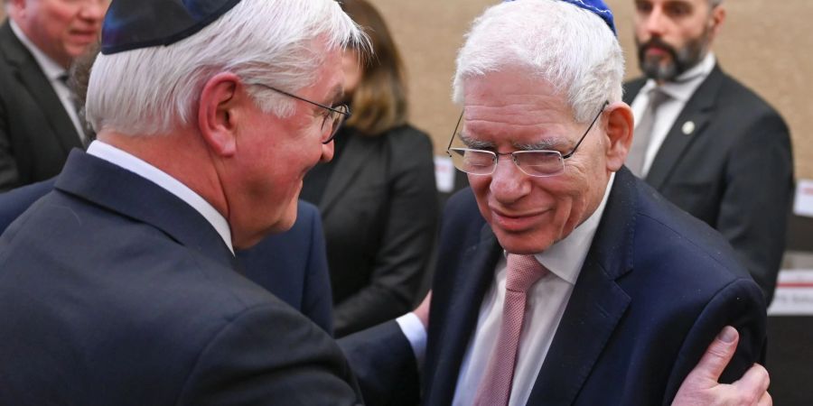 Bundespräsident Frank-Walter Steinmeier (l) verabschiedet sich von Josef Schuster, Präsident des Zentralrats der Juden in Deutschland.